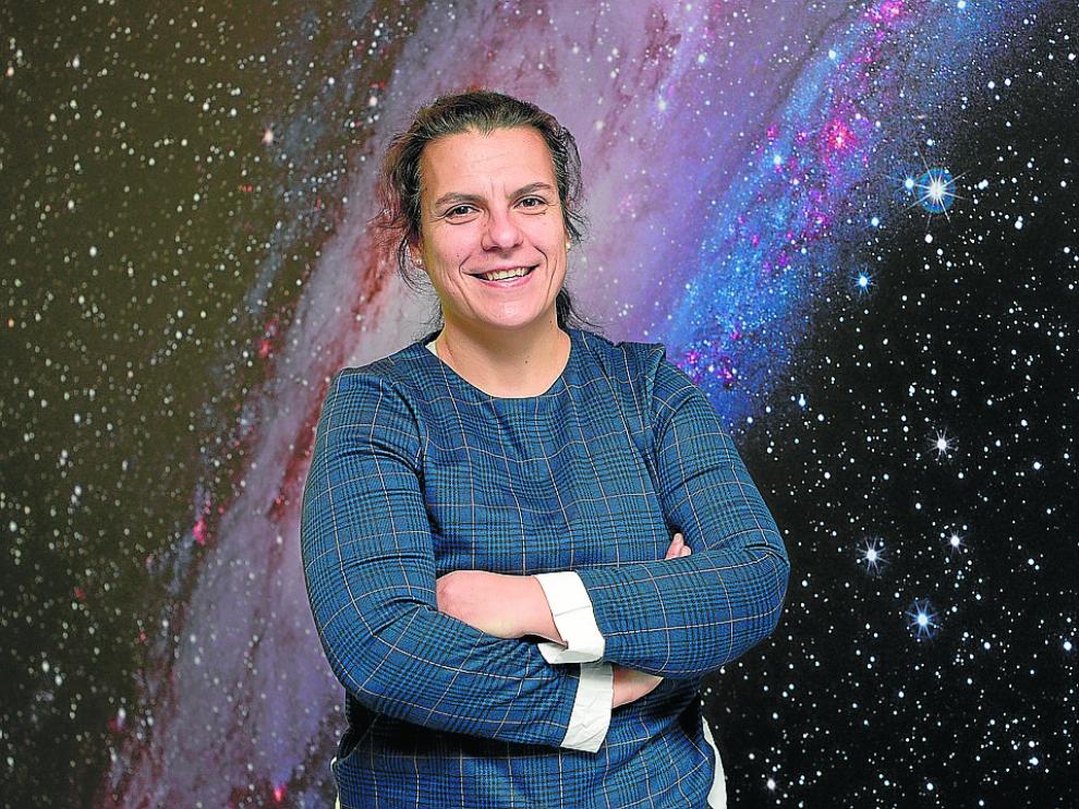 Maribel Aguilar, coordinadora de Galáctica, delante de una imagen de la galaxia Andrómeda.