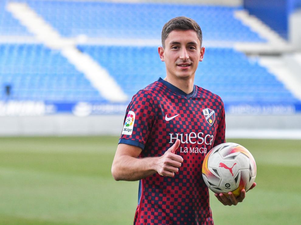 Pulgar en alto de Pablo Martínez durante su presentación con la SD Huesca.