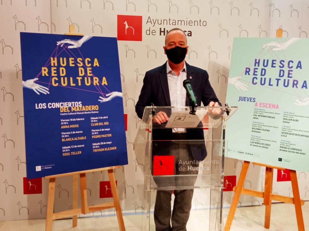 El concejal Ramón Lasaosa delante de los carteles de los dos nuevos ciclos.