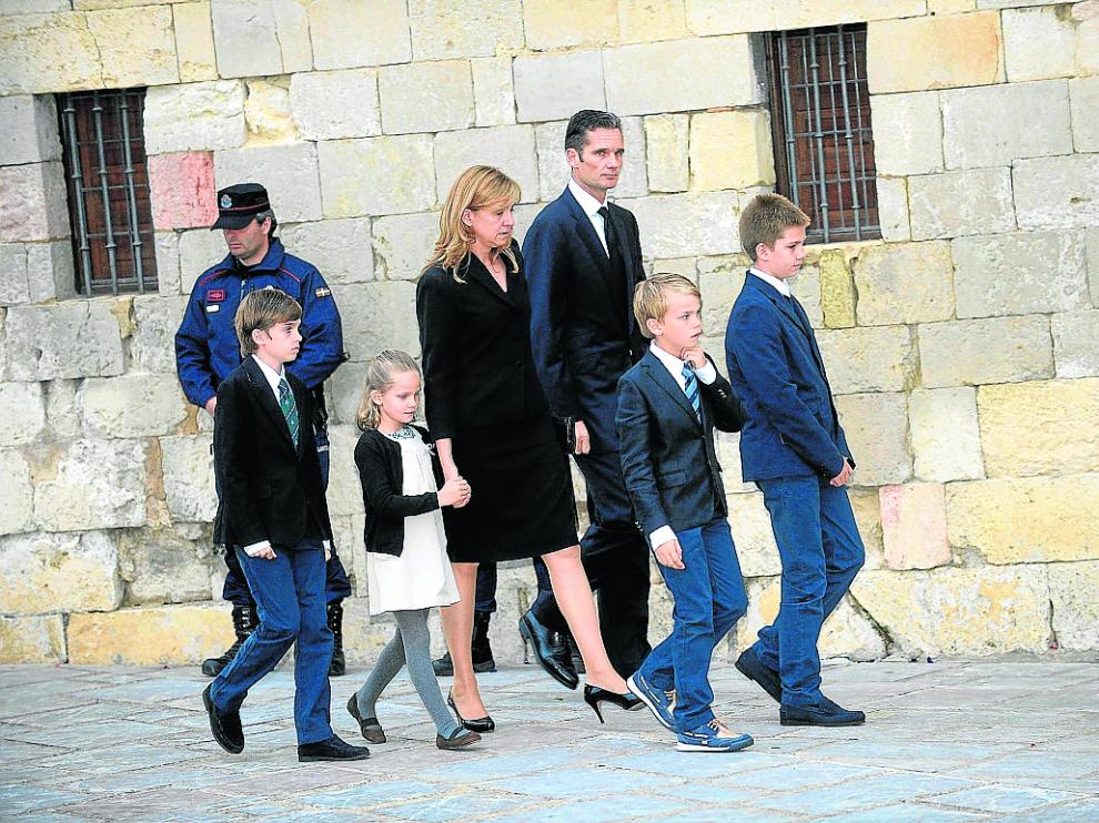 La familia Urdangarin-Borbón, al completo, en mayo de 2012, tras la muerte del padre de Iñaki.