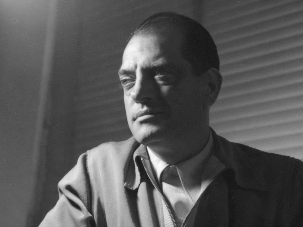 Luis Buñuel Portolés publicó su primer texto hace 100 años, en 'Ultra', y firmó 'El ángel exterminador' en 1962 y 'El discreto encanto de la burguesía' en 1972.