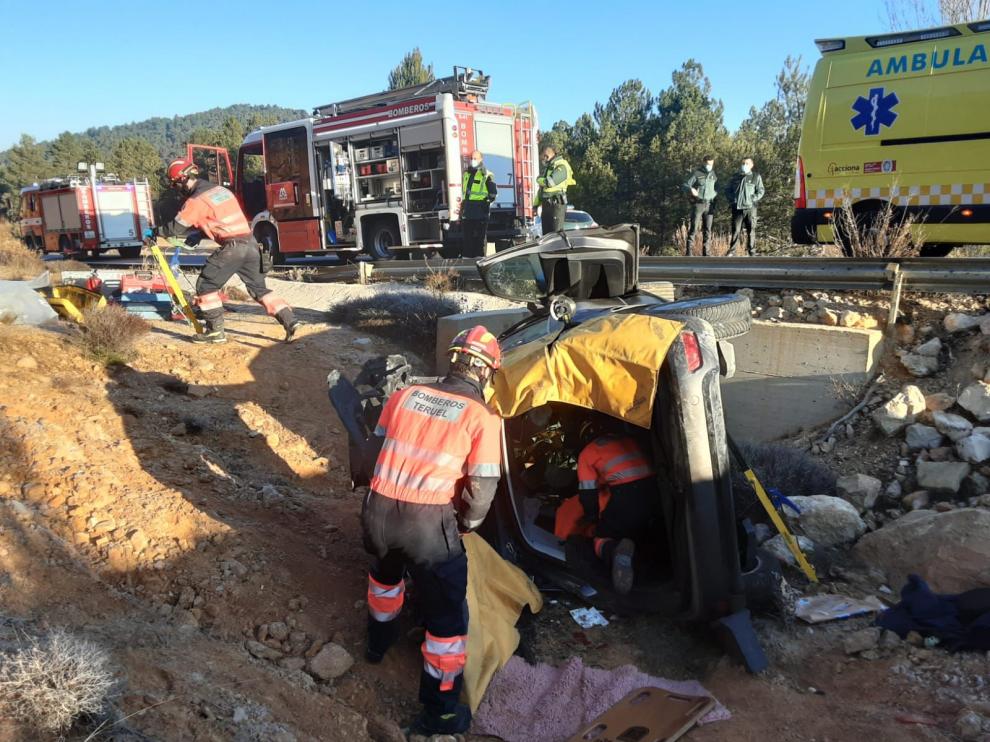 El vehículo se ha salido de la carretera y ha caído por un talud en el que había un registro de agua.