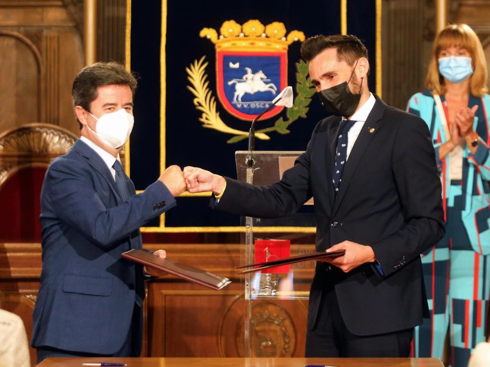 El alcalde de Huesca, Luis Felipe, y el Secretario de Estado Rafael Pérez, tras la firma del convenio en julio de 2021.