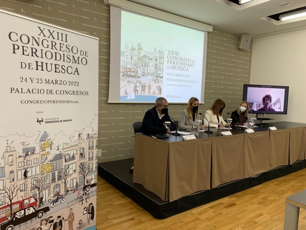 Participantes en la presentación del 23º Congreso de Periodismo de Huesca con el cartel en primer término.