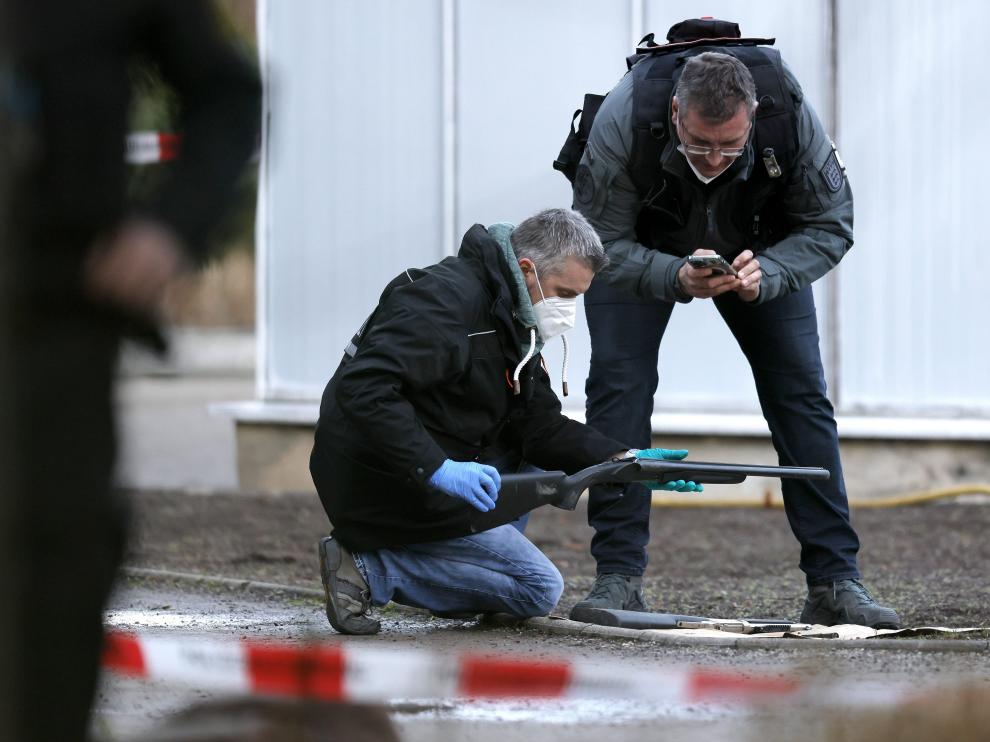 Policías alemanes examinan las armas encontradas en el lugar del suceso.