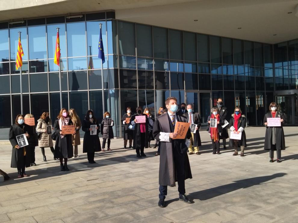 Una veintena de letrados de la administración de Justicia se concentraron este miércoles en la Ciudad de la Justicia de Zaragoza