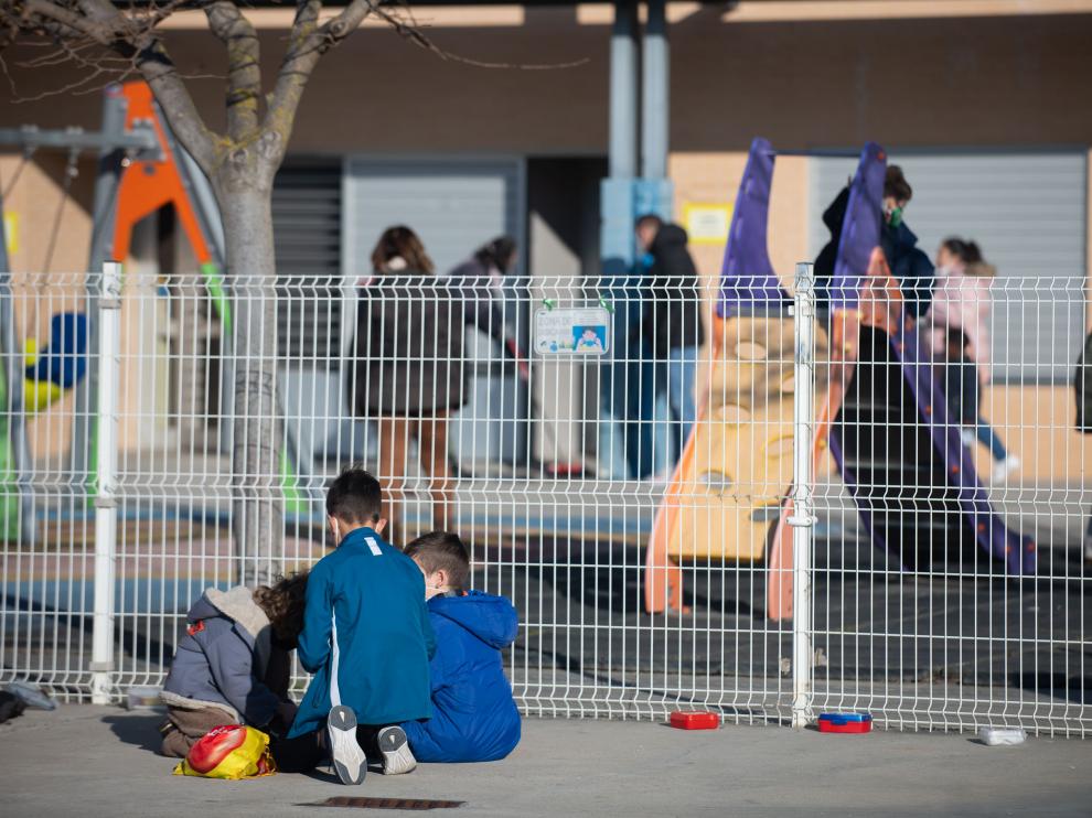 Varios niños, durante la hora del recreo en uno de los colegios de Zaragoza capital