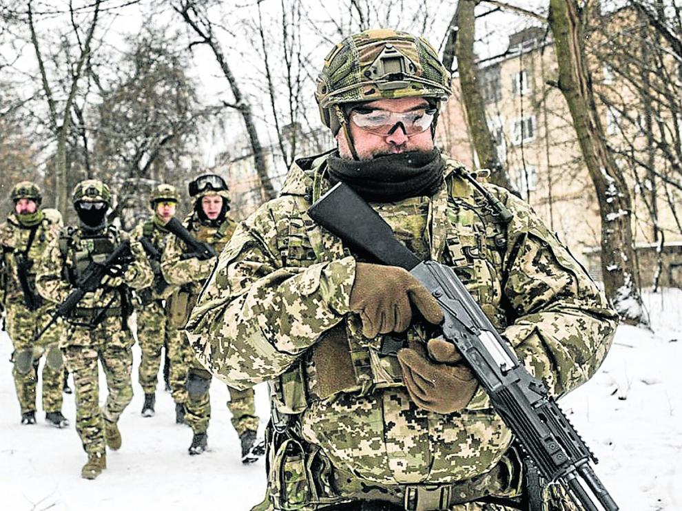 Un grupo de civiles de Kiev, durante uno de los ejercicios de formación en maniobras militares