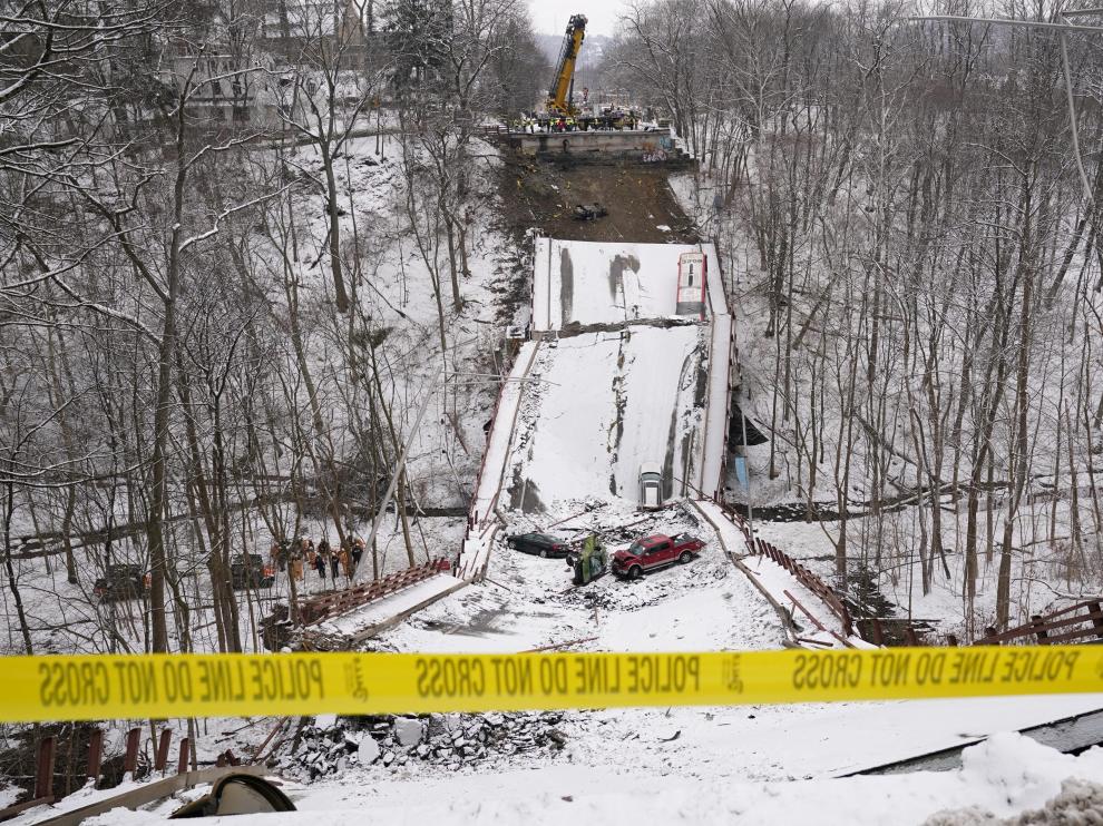 Vehicles sit on a collapsed bridge in Pittsburgh, Pennsylvania, U.S. January 28, 2022, in this image obtained from a social media video. John Taylor via REUTERS MANDATORY CREDIT THIS IMAGE HAS BEEN SUPPLIED BY A THIRD PARTY.   NO RESALES. NO ARCHIVES USA-BIDEN/PITTSBURGH-BRIDGE