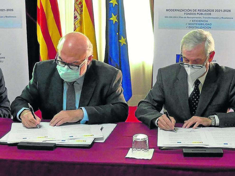 El presidente de Seiasa, Francisco Rodríguez Mulero y el presidente de la Comunidad General de regantes del Canal de Aragón y Cataluña, José Luis Pérez.