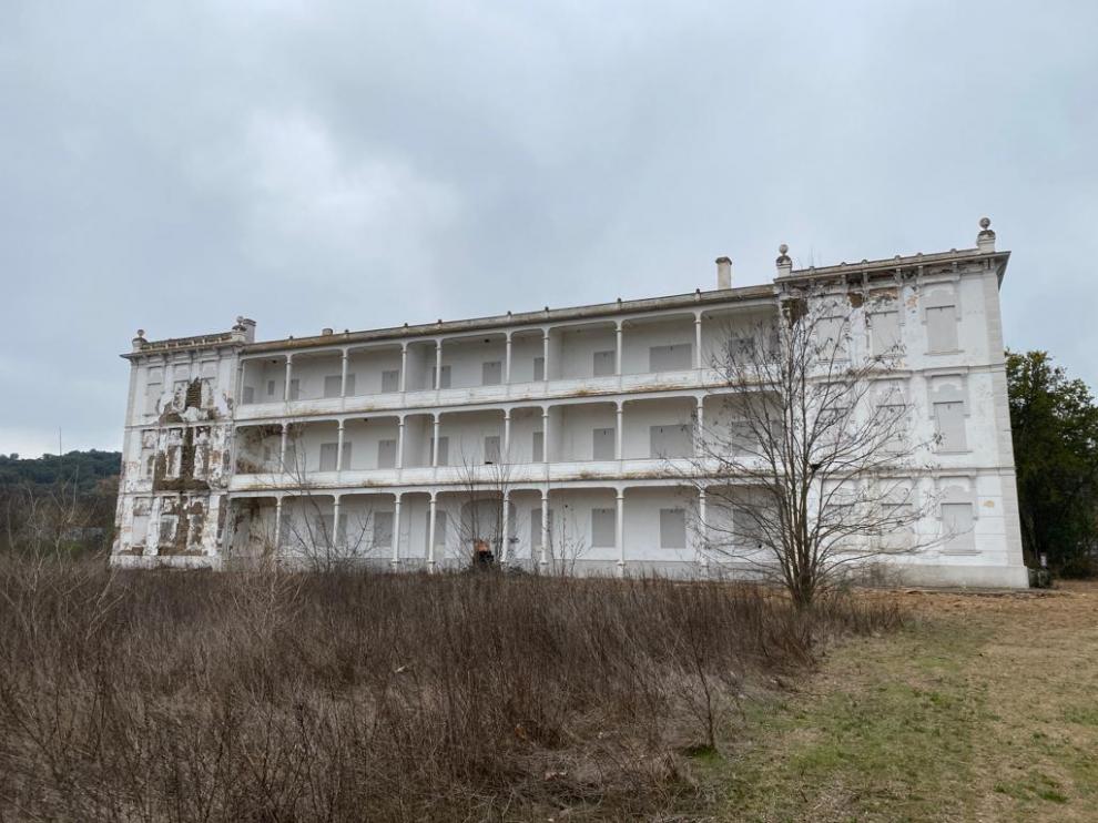 Imagen del edificio de Capitanía general, el único que queda en pie de todo el cuartel de Barbastro.