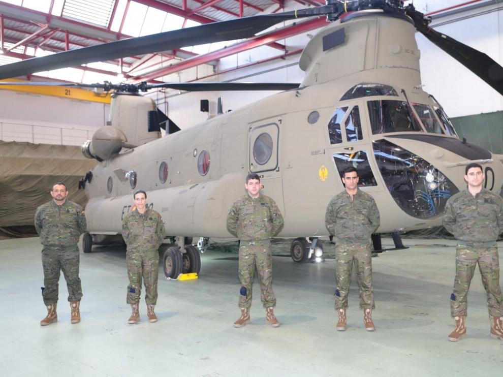 Pilotos del nuevo helicóptero Chinook.