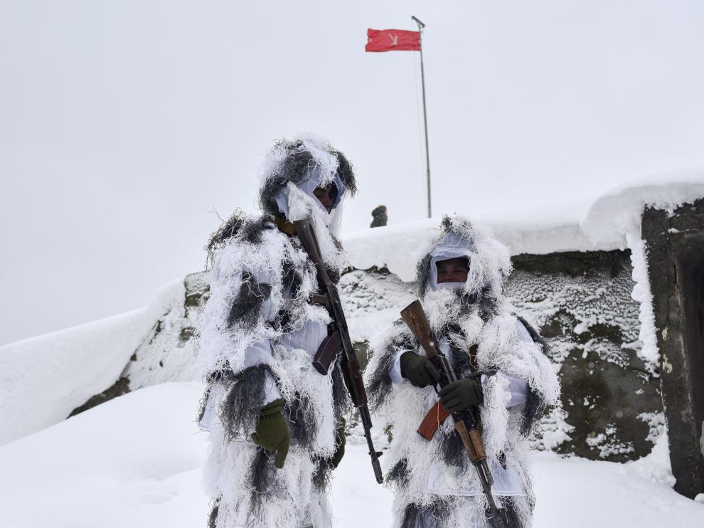Soldados ucranianos camuflados en la nieve