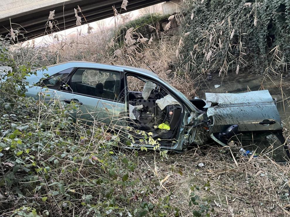 El coche accidentado en Almudévar al caer por un barranco.