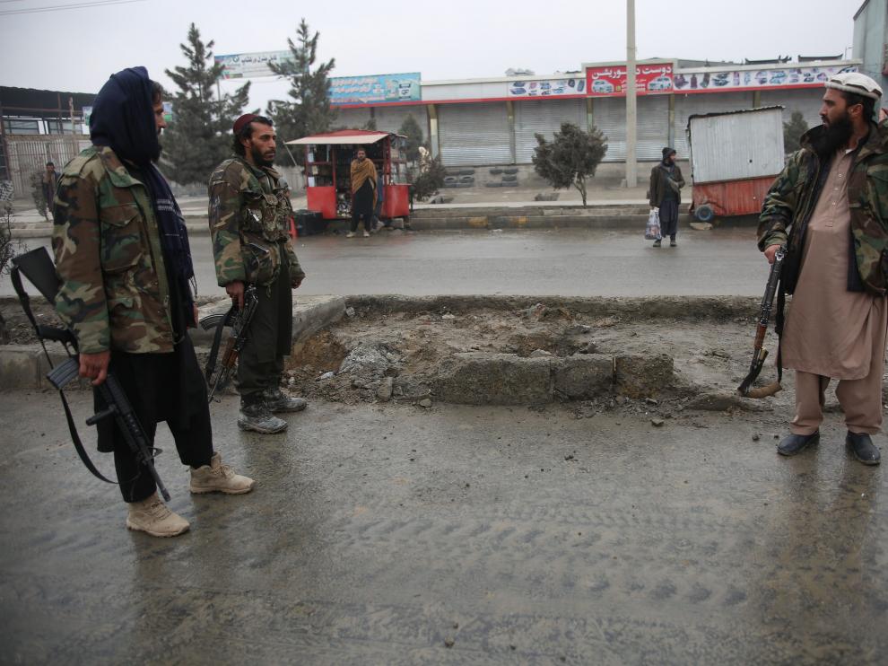 Tres talibanes en una calle de Kabul, en Afganistán.
