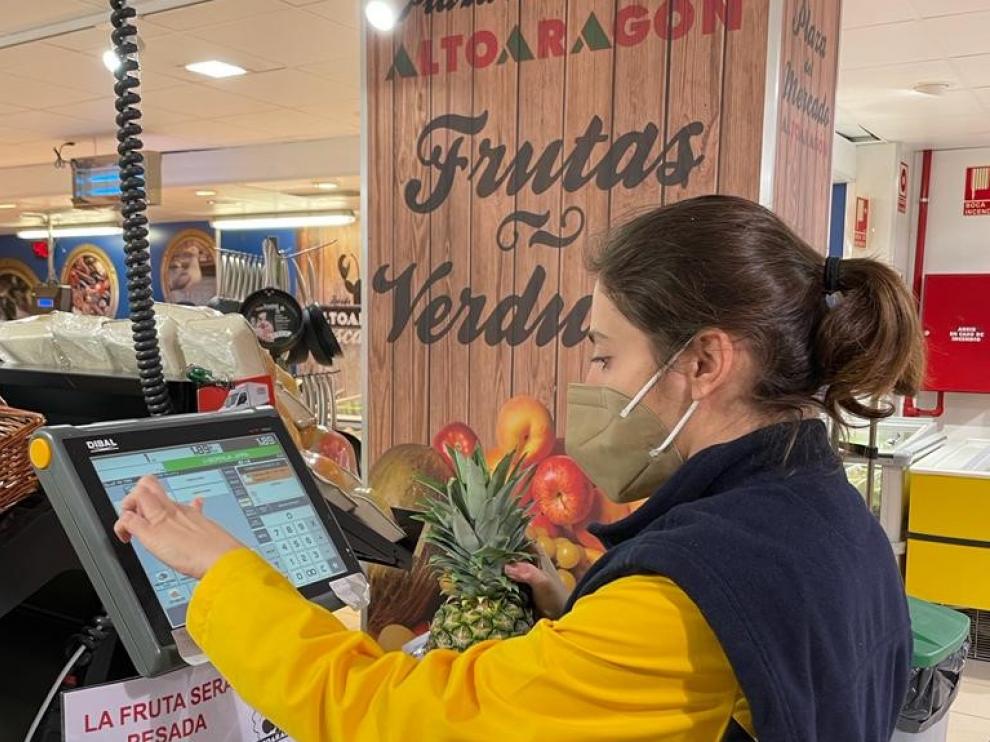 Una de las participantes en el programa de empleabilidad de Valentia Huesca. en un establecimiento de Supermercados Altoaragón.
