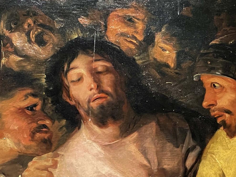 Un churretón blanco atraviesa el rostro de Jesucristo de arriba abajo.