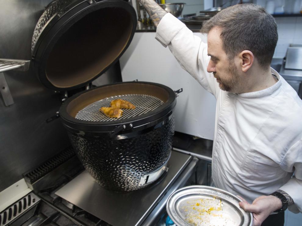 David Baldrich, chef de La Senda, ultima su primera preparación con la intervención de un kamado japonés.