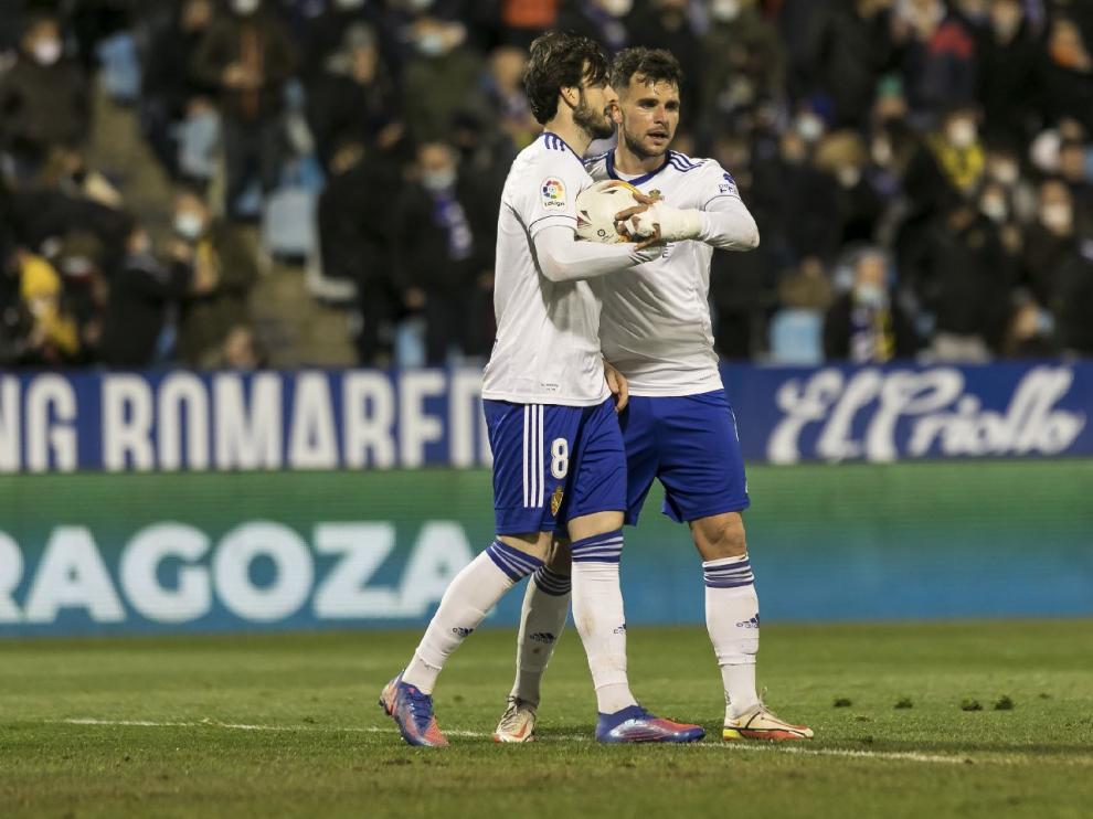 Eugeni y Álvaro Giménez, en el momento de discutir por el balón antes de lanzar el penalti contra el Málaga.