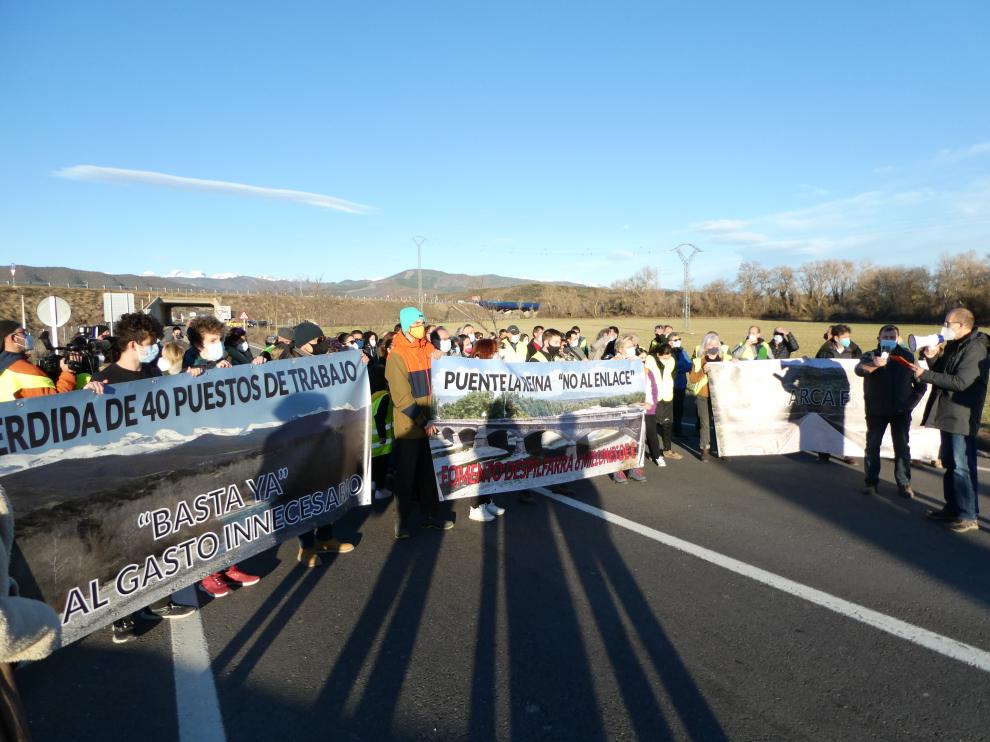 Un centenar de vecinos cortaron el domingo la autovía en Puente la Reina como protesta por el enlace.