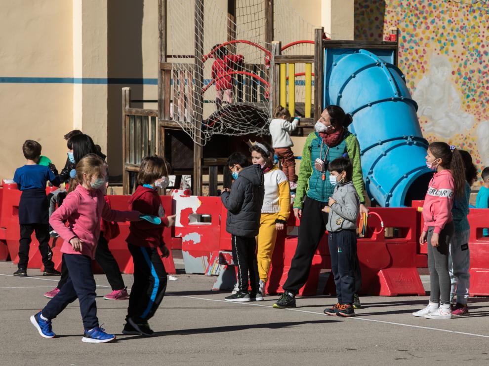 Un grupo de niños, este martes en el patio del colegio Joaquín Costa de Zaragoza, durante una clase de educación física.