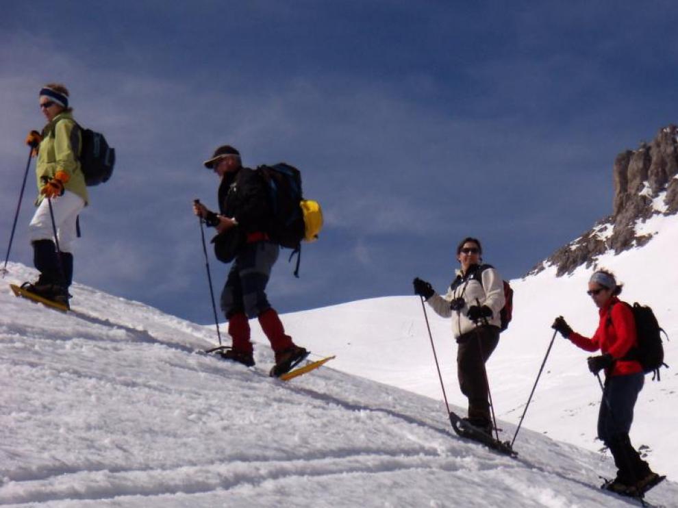 Excursión de raquetas en el Pirineo en una imagen de archivo