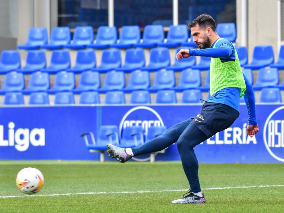 Insua golpea la pelota en el entrenamiento de este jueves en El Alcoraz.