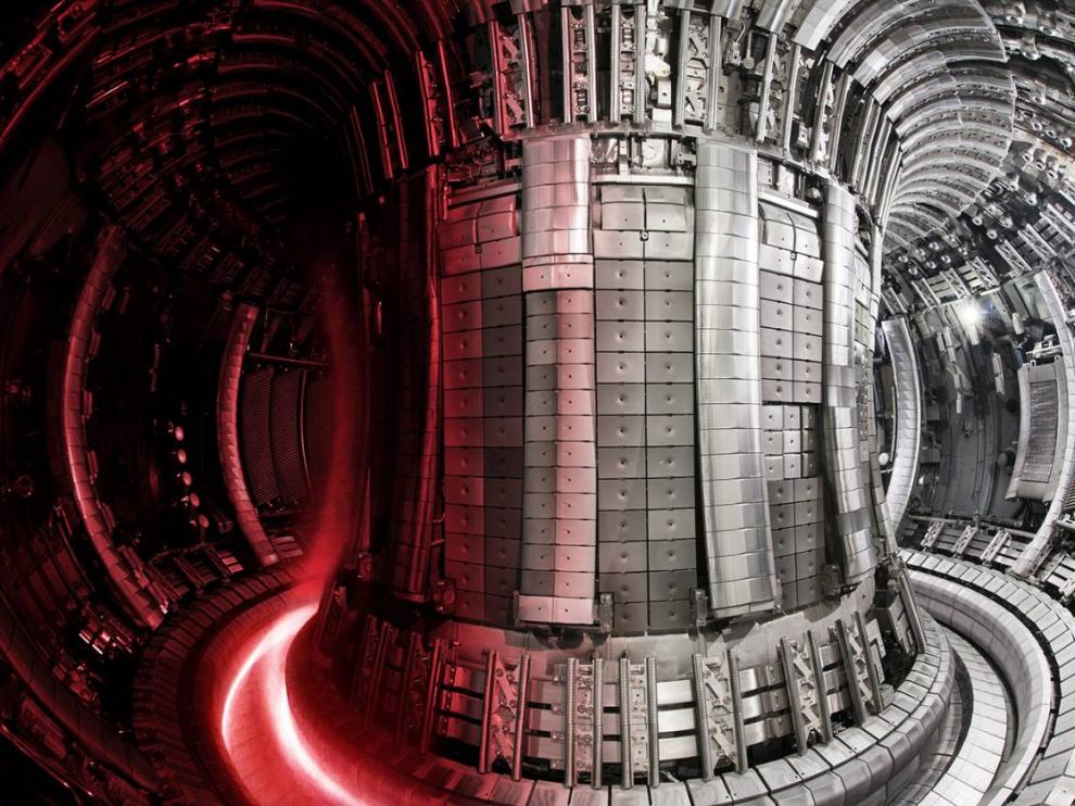 Interior del Joint European Torus (JET) con el plasma superpuesto.