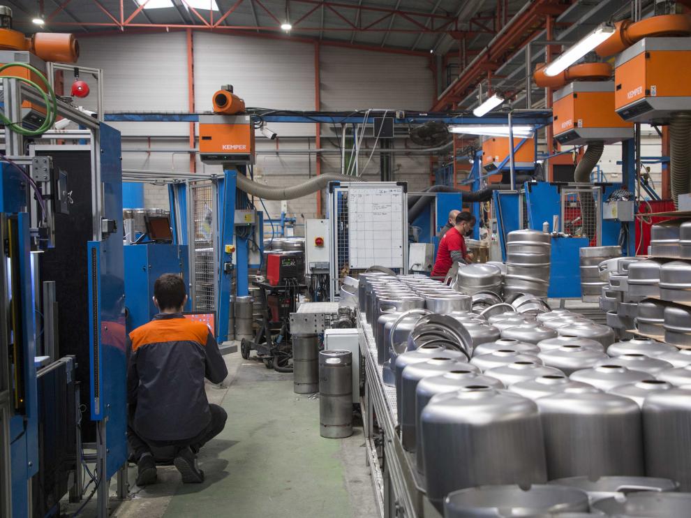 Varios operarios trabajando en las instalaciones de la planta de The Keg Company en Figueruelas.
