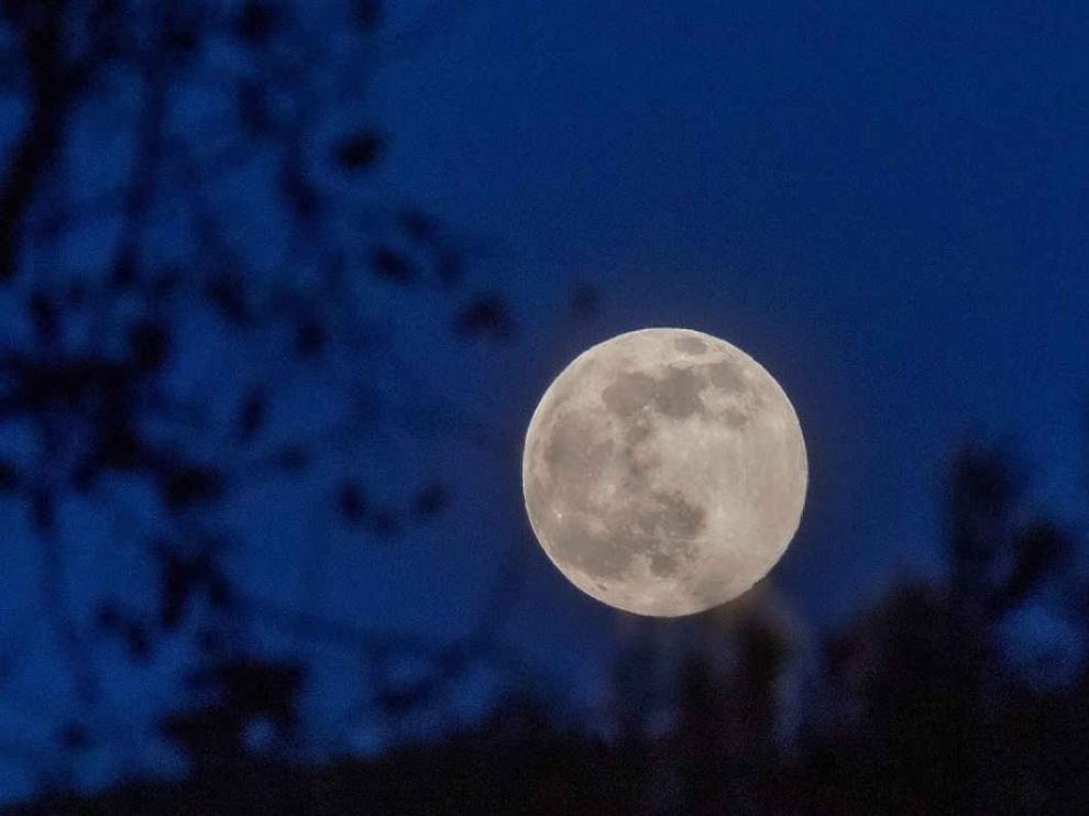 Así fue la luna llena de enero de 2022 vista desde Zaragoza.