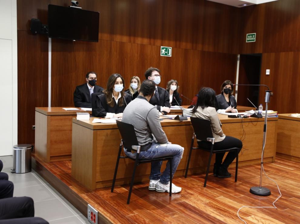 Los acusados Mohamed Achraf y Candy Arrieta, este lunes en la Audiencia Provincial de Zaragoza.
