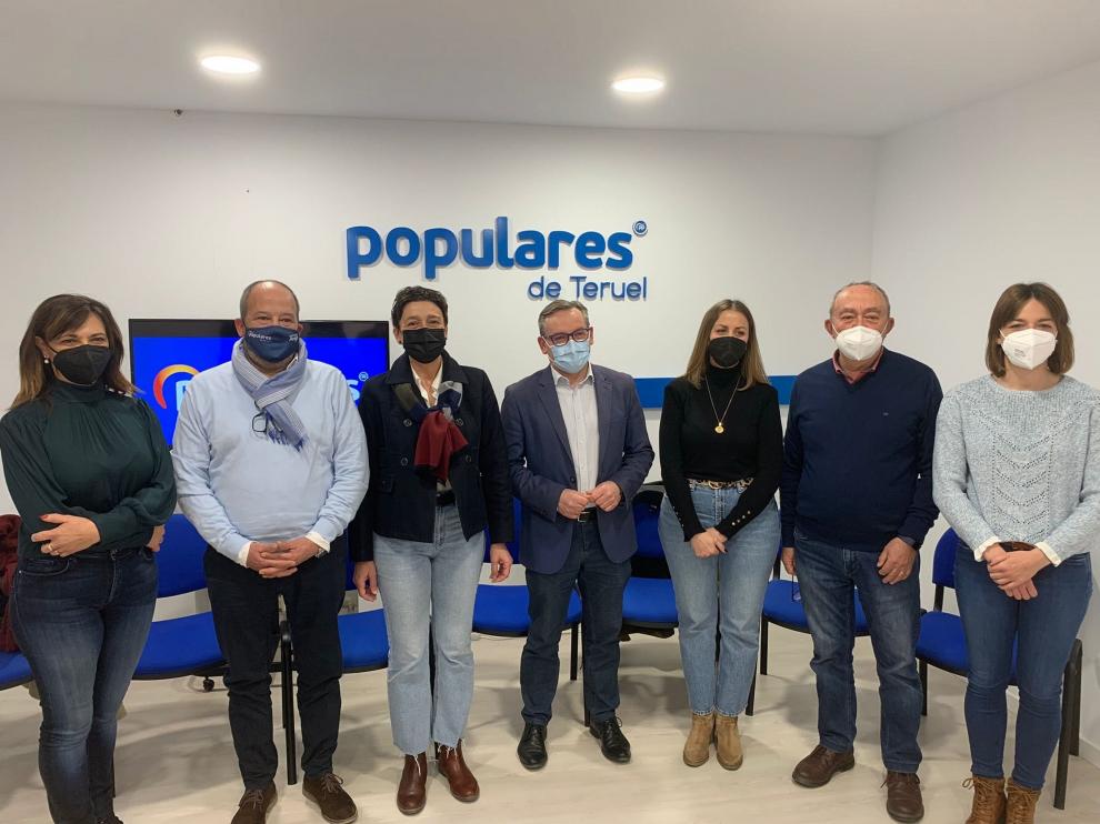 Ana Marín y Joaquín Juste con otros miembros del PP Teruel.