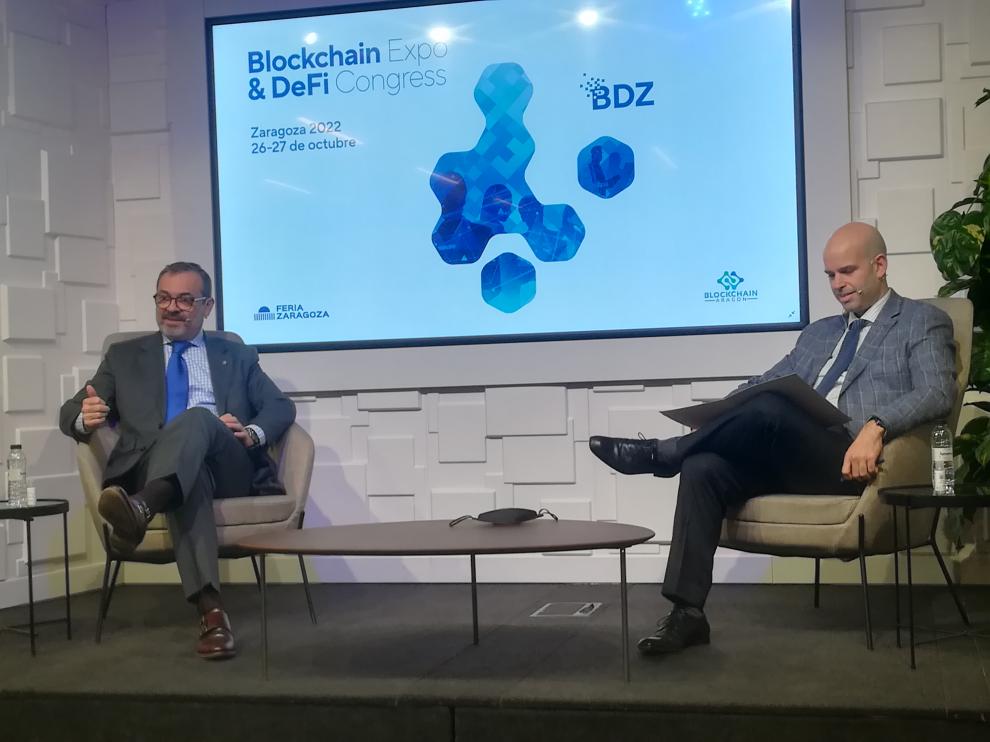 Rogelio Cuairán, director de la Feria de Zaragoza, y Daniel Labeaga, presidente de la Asociación Blockchain Aragón, durante la presentación.