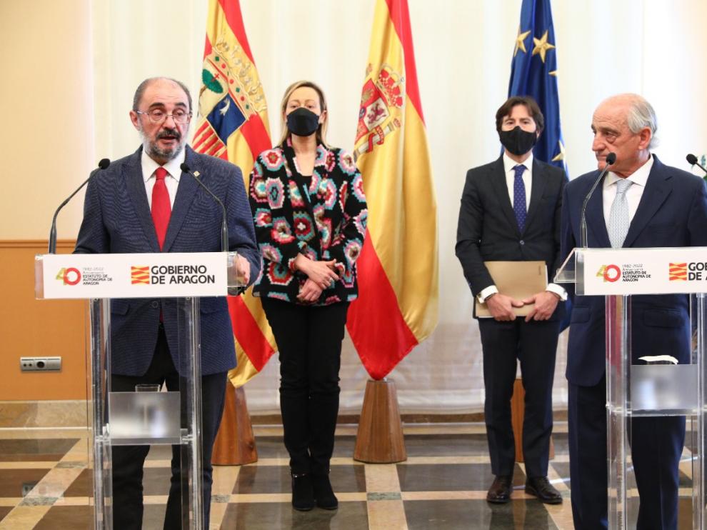 El presidente aragonés, Javier Lambán, junto al presidente de Faes Farma, Mariano Ucar, en el Pignatelli.