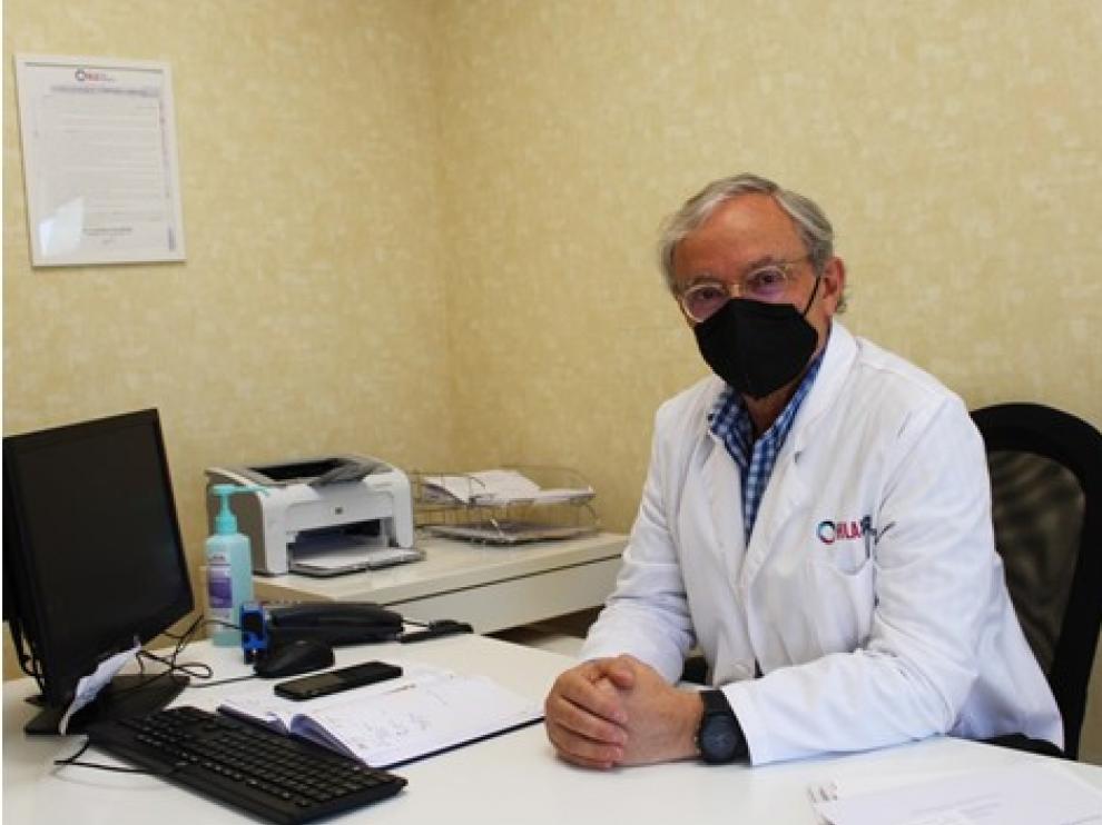 El doctor Vicente Comet, médico especialista en Cirugía General y del Aparato Digestivo que desarrolla su actividad en HLA Montpellier, lleva más de cuarenta años trabajando en los quirófanos