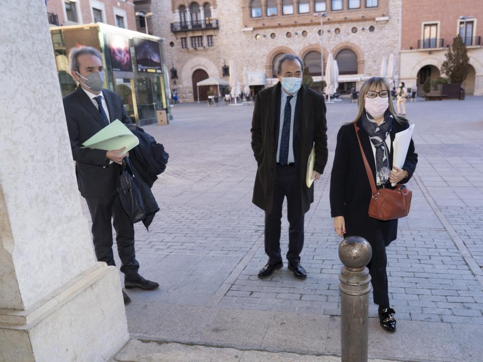 La gerente del Salud en Teruel, Perla Borao, y el gerente de Aragón, José María Arnal -en el centro-, al acudir a declarar al juzgado.