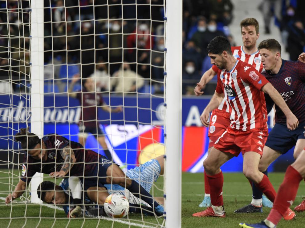 Seoane entrando dentro de la portería con el balón en el gol de la victoria ante el Lugo del domingo.