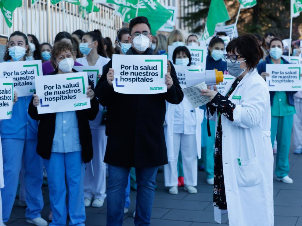 Protesta de enfermeras y fisioterapeutas a las puertas del Servet