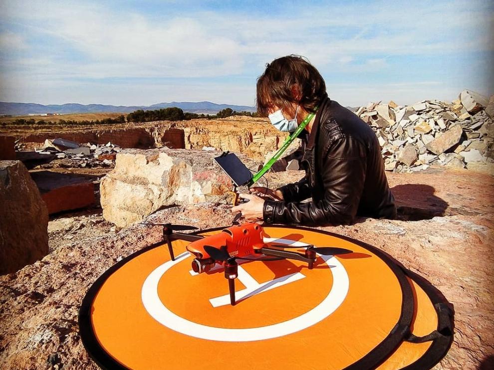Eduardo Naya, de School Pilots, operando con un dron.