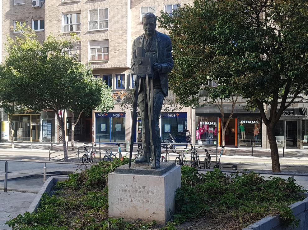 Estatua dedicada Eduardo Jimeno, pionera del cine español, en la plaza Ariño de Zaragoza.