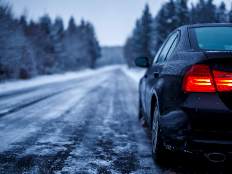 En zonas donde hiela o nieva frecuentemente circular sin cadenas puede conllevar una pérdida de control del vehículo.