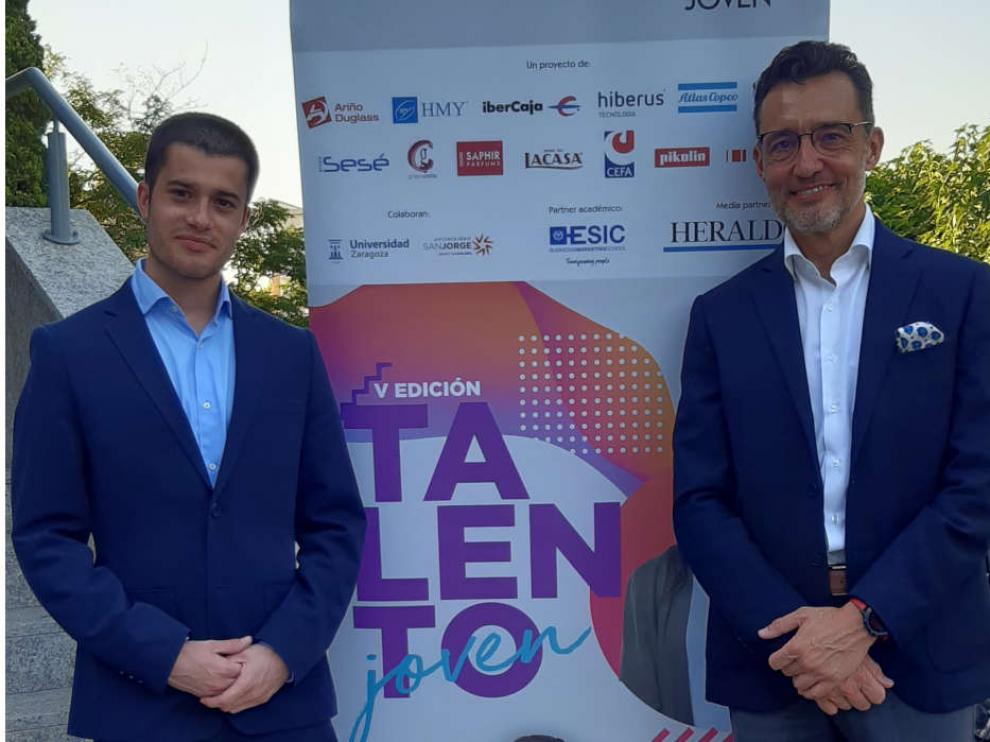 Samuel Alonso, becado de la pasada edición, y José Antonio González, CEO de Grupo Pikolin.