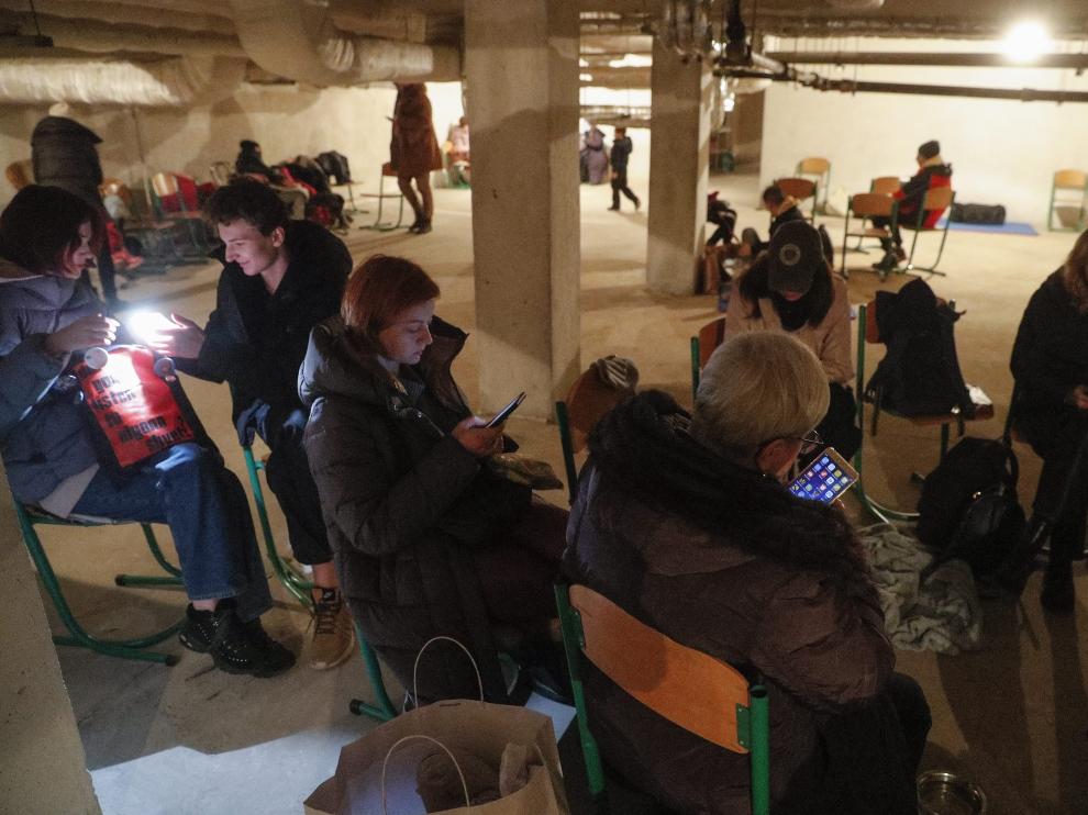 Ciudadanos de Kiev se resguardan en el sótano de una escuela para pasar la noche