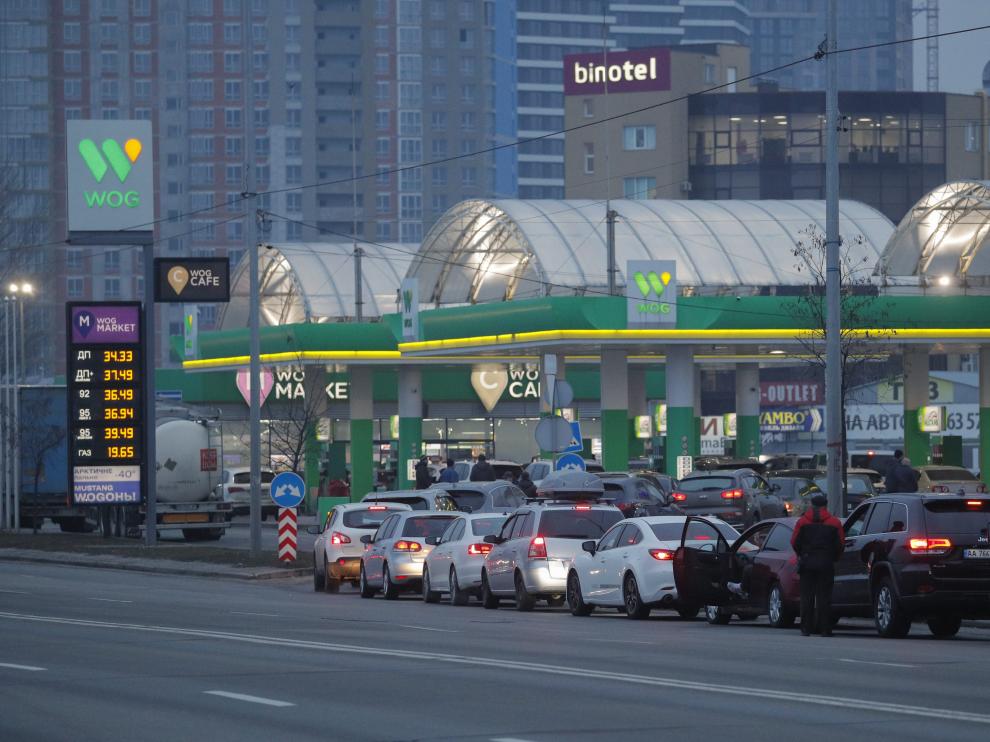 Kiev (Ukraine), 24/02/2022.- Vehicles line up next to a gas station in Kiev, Ukraine, 24 February 2022. Russian troops entered Ukraine while the country's President Volodymyr Zelensky addressed the nation to announce the imposition of martial law. (Rusia, Ucrania) EFE/EPA/SERGEY DOLZHENKO UKRAINE RUSSIA CONFLICT