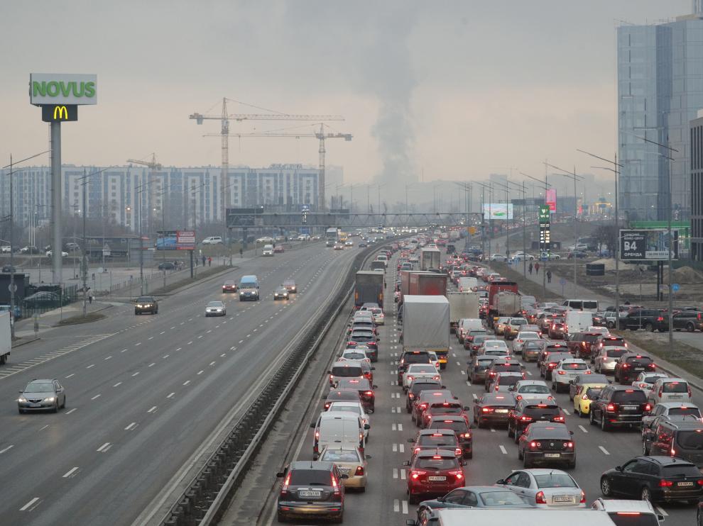 Long queues in Kiev as Russian troops enter Ukraine
