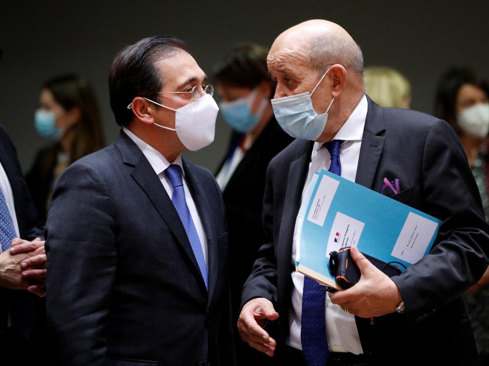 Albares junto al ministro de Exteriores francés, Jean-Yves Le Drian, durante la reunión de ministros exteriores de la UE.