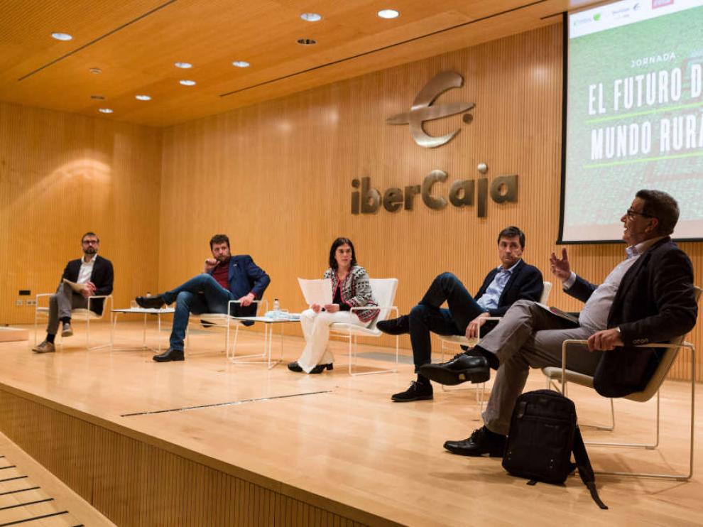 De izquierda a derecha, Alfonso Gella, José Antonio Guillén, la periodista Ana Esteban, Vicente Pinilla y José Antonio Domínguez.
