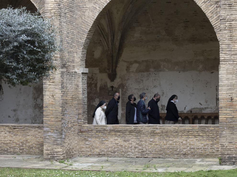 El presidente aragonés, Javier Lambán, recorrió ayer el monasterio acompañado de las canonesas sor Ana y sor Isabel; del restaurador Vicente Gómez; y del consejero de Cultura, Felipe Faci, y de la directora general de Patrimonio, Marisancho Menjón