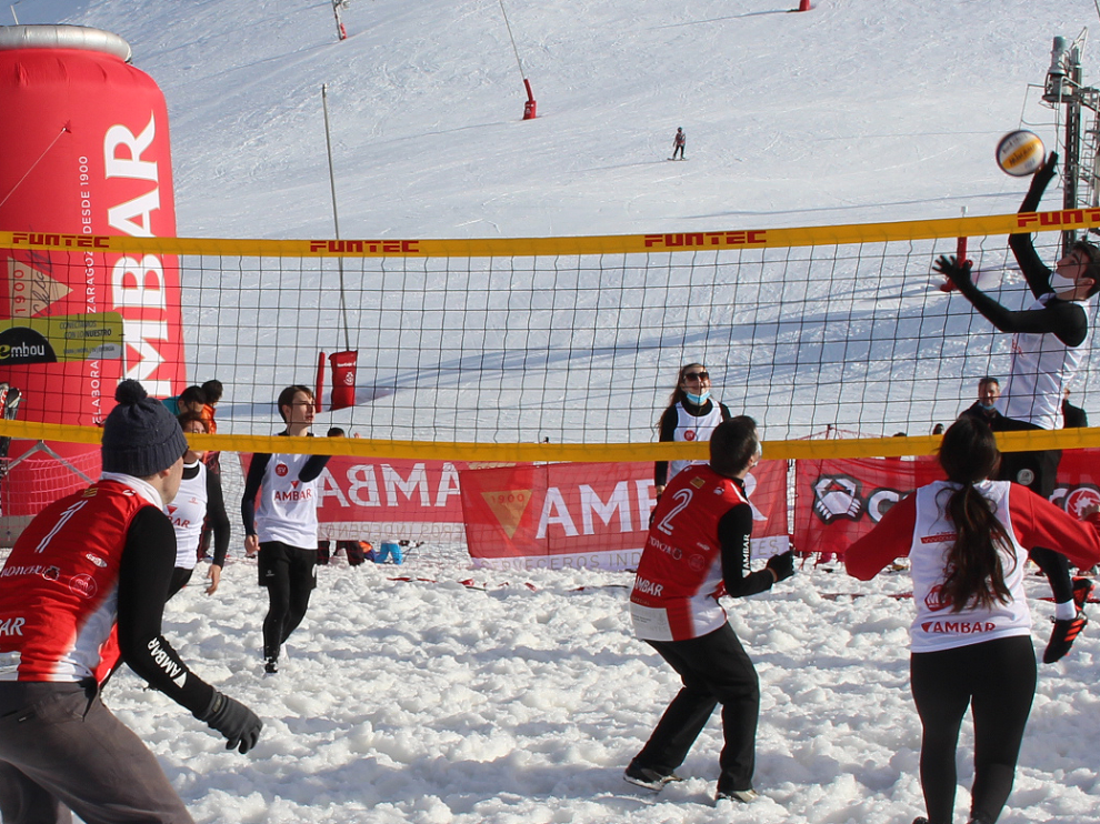 El voleibol sobre nieve se pudo disfrutar en un torneo en Candanchú.