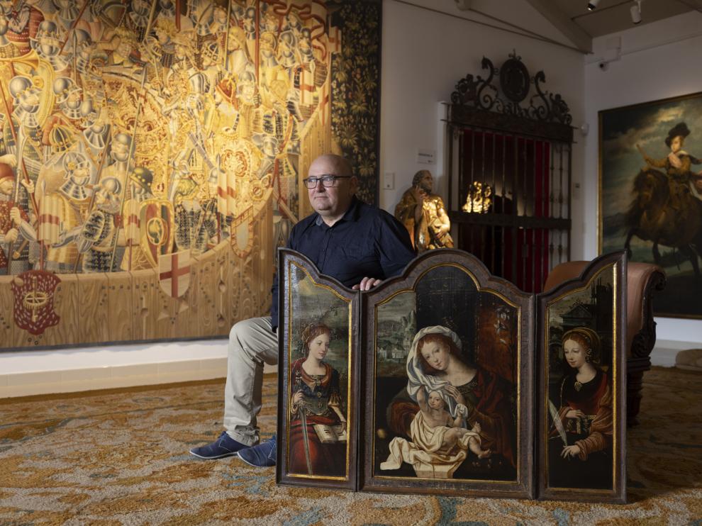 El historiador del arte José Luis Cortés, junto al tríptico renacentista subastado hace unas semanas en Madrid.